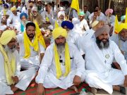 जिले के दर्जनभर गांव के किसानों ने सिंचाई विभाग में दिया धरना.. सरकार के खिलाफ जमकर की नारेबाजी