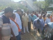 घटिया सामग्री का प्रयोग करके बनाई जा रही थी सड़क…मौके पर पहुंचे मंत्री गौरव गौतम