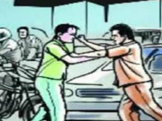 गुड़गांव: सड़क पर महिला से मारपीट, बाइक सवार युवकों ने डंडों से किया हमला