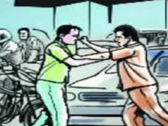 गुड़गांव: सड़क पर महिला से मारपीट, बाइक सवार युवकों ने डंडों से किया हमला