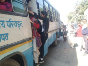 अंबाला: बसों की कमी से यात्री दरवाजे से लटककर कर रहे सफर, वायरल वीडियो ने उठाए सुरक्षा पर सवाल