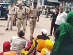पेयजल समस्या से परेशान लोगों ने दयाल चौक पर किया रोड जाम