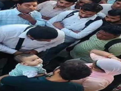 रेवाड़ी रेलवे स्टेशन पर टिकट निरीक्षक पर अवैध वसूली का आरोप, VIDEO वायरल