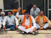 गेहूं उठान में देरी को लेकर किसानों का विरोध प्रदर्शन, ठेकेदार को ब्लैकलिस्ट करने की मांग