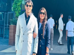 शादी के बाद पहली बार पत्नी संग नजर आए नीरज चोपड़ा, विंबलडन फाइनल में पहुंचे ‘गोल्डन कपल’