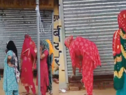 गांव जेवली में शराब ठेके पर ग्रामीणों का हंगामा, युवक से मारपीट के विरोध में जड़ा ताला