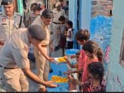 अंबाला पुलिस ने झुग्गी-झोपड़ियों और वृद्धाश्रम में मनाई दिवाली, बांटी खुशियां और मिठाइयां