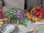 गांव की महिलाओं ने आर्टिफिशियल फ्लावर बनाकर रचा सफलता का इतिहास