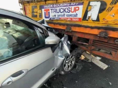 करनाल फ्लाईओवर पर बड़ा हादसा, खड़े कैंटर से टकराई कार घायल