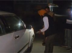 टोहाना ओवरब्रिज पर अंधेरे में कार टकराई, परिवार सुरक्षित बचा