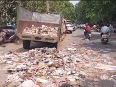 करनाल में सफाई कर्मचारियों की हड़ताल उग्र, कोर्ट मार्ग पर फैले कूड़े से लोगों में नाराज़गी