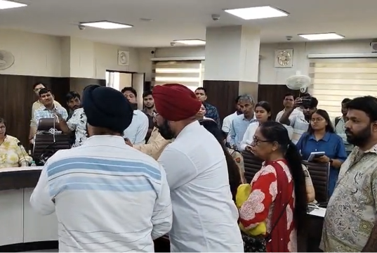 फरीदाबाद में महिला आयोग की जनसुनवाई में हंगामा : दोनों पक्षों के बीच धक्का-मुक्की, पुलिस ने संभाला मोर्चा