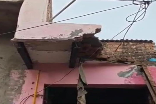 फरीदाबाद में मकान का छज्जा गिरा, बाथरूम गई महिला की मलबे में दबकर मौत