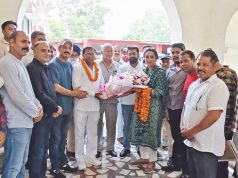 वार्ड-5 के आज़ाद पार्षद जीवन कुमार ने साथियों सहित थामा चित्रा सरवारा का दामन