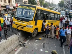गुरुग्राम में स्कूल बस डिवाइडर पर चढ़ी, नशे में ड्राइविंग के आरोप के बाद चालक फरार