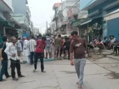 बिजली कटौती से परेशान लोगों का फूटा गुस्सा, सड़क जाम कर किया प्रदर्शन