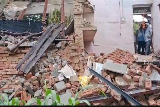 रेवाड़ी में बारिश का कहर: मकान की छत और दीवार ढही, महिला गंभीर घायल