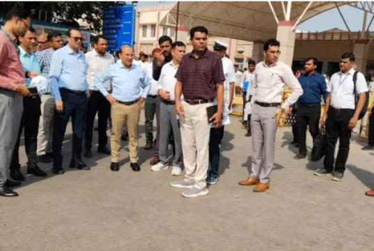 रेवाड़ी जंक्शन का जीएम ने किया निरीक्षण, सफाई और पार्किंग व्यवस्था पर जताई नाराजगी
