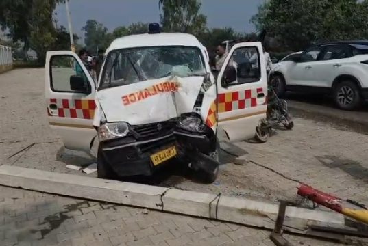 कैथल में इनोवा ने एंबुलेंस को मारी टक्कर, मरीज समेत तीन घायल