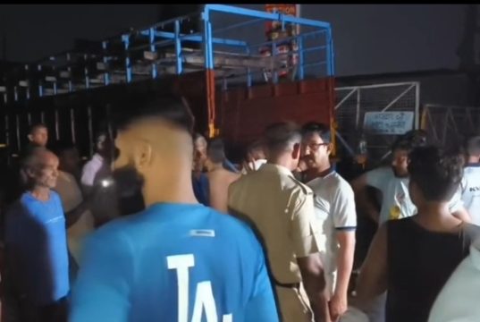 हाईटेंशन तार की चपेट में आया श्रद्धालुओं से भरा कैंटर, 15 झुलसे; आग लगने से मची अफरा-तफरी