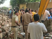 गुरुग्राम में अतिक्रमण हटाने पहुंची HSVP टीम का विरोध, बुलडोजर के आगे खड़ी हुईं महिलाएं