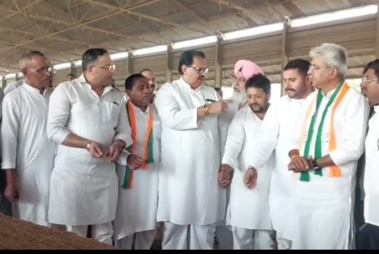 करनाल मंडी में धान खरीद की व्यवस्थाओं पर कांग्रेस का सरकार पर हमला,संजय दत्त और राव नरेंद्र सिंह ने किसानों से की बातचीत